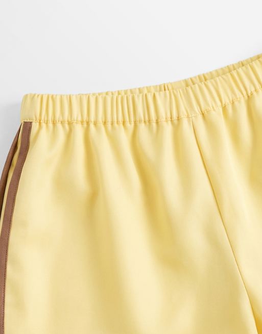 ASOS DESIGN – Runner-Shorts aus Satin in Gelb und Mokka mit Kontrastnaht, 9 von 9