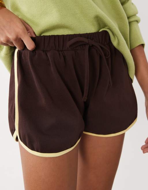 ASOS DESIGN – Runner-Shorts in Buttermilchgelb und Schokobraun mit kontrastierender Einfassung, 3 von 5