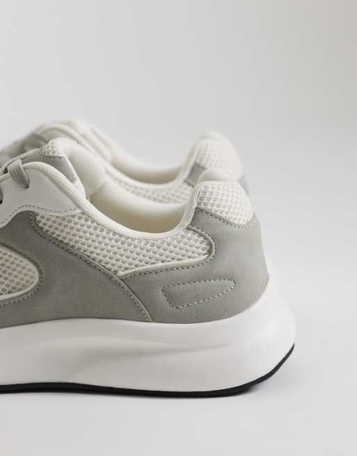 ASOS DESIGN – Runner-Sneaker in Weiß mit grauen Einsätzen, 3 von 5