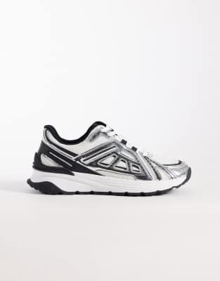  runner trainers in white and silver