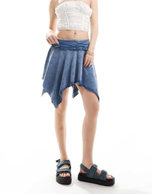 ASOS DESIGN – Rüschenrock in verwaschenem Blau mit Lochstickerei und nach hinten abfallendem Saum