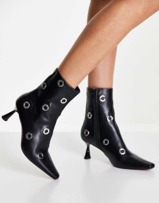 ASOS DESIGN – Rush – Czarne botki na średnim obcasie z metalowymi elementami ozdobnymi