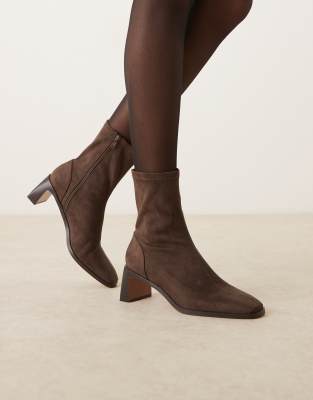 ASOS DESIGN - Rush - Stiefeletten aus Wildlederimitat in Schokobraun mit versetztem Absatz