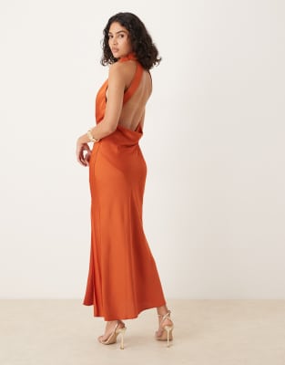 ASOS DESIGN - Rustfarvet maxikjole med halterneck og vandfaldsudskæring på ryggen i satin - view 1