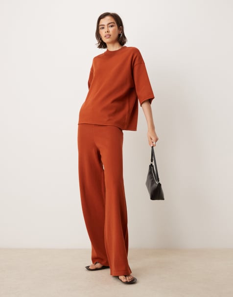 ASOS DESIGN - Rustfarvet sæt med T-shirt og bukser i tekstureret strik - view 1