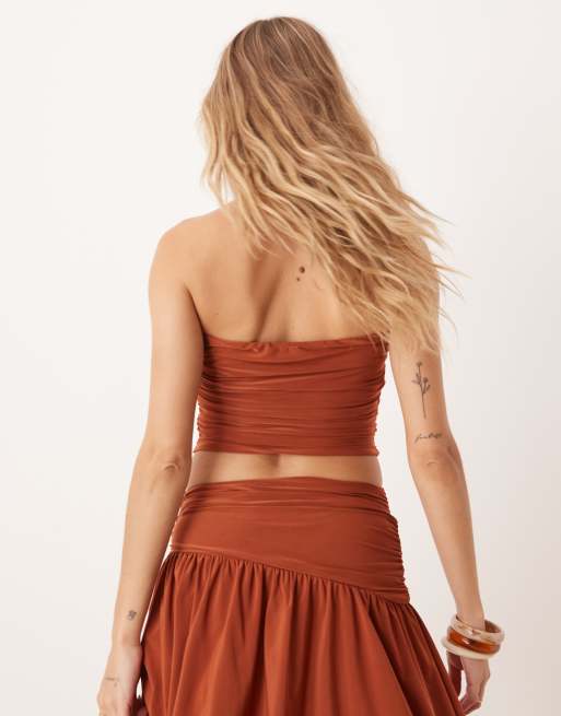 ASOS DESIGN - Rustrød bandeau-top med rynker, udskæring og guldfarvede kantdetaljer - Del af sæt, 4 af 4