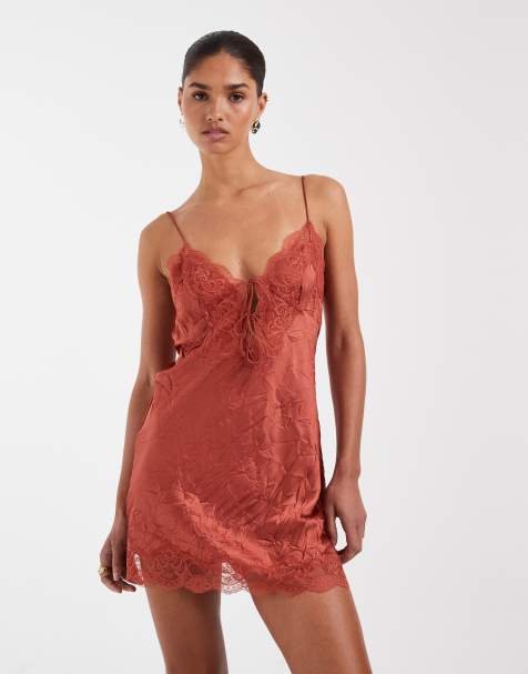 ASOS DESIGN - Rustrød cami-minikjole med bindebånd foran i krøllet satin - view 1