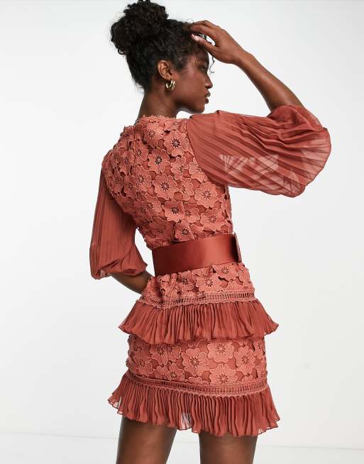 ASOS DESIGN - Rustrød minikjole med plissering og bælte i blondestof og chiffon, 2 af 4