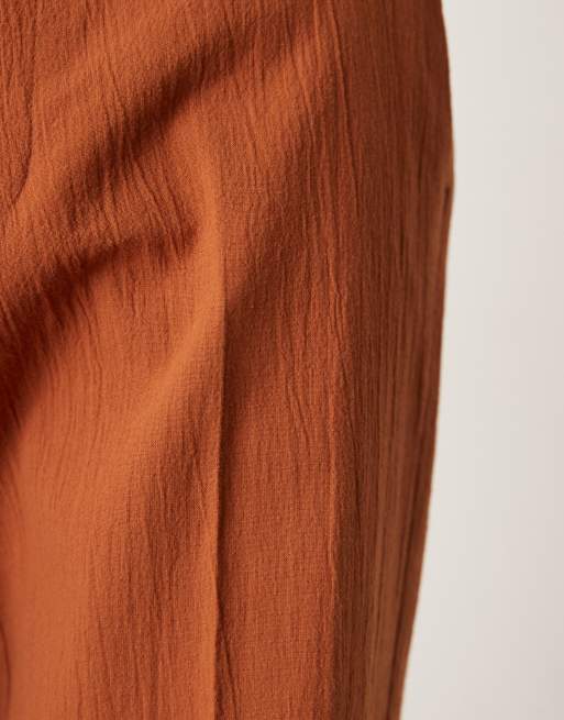 ASOS DESIGN - Rustrøde habitbukser med lige ben og krøllet tekstur, 4 af 5