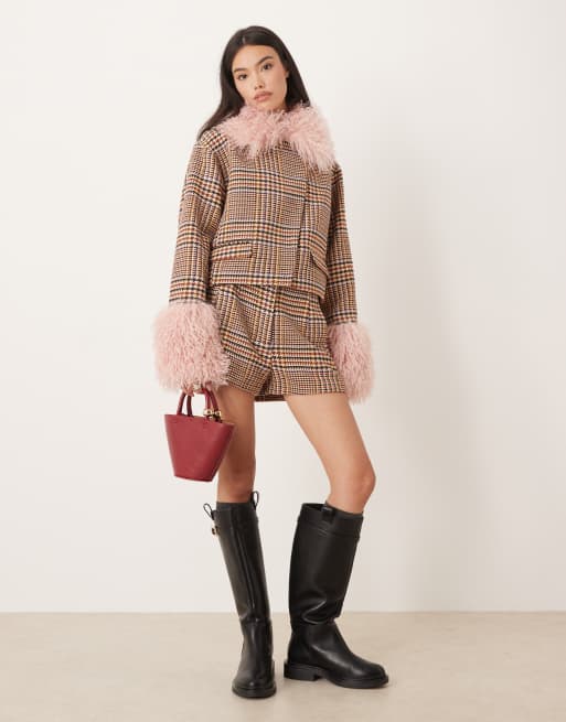 ASOS DESIGN – Rutig, figursydd kavaj i tweed med fuskpälskrage, 2 av 4