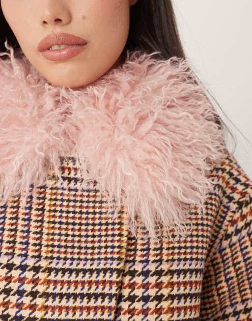 ASOS DESIGN – Rutig, figursydd kavaj i tweed med fuskpälskrage, 3 av 4