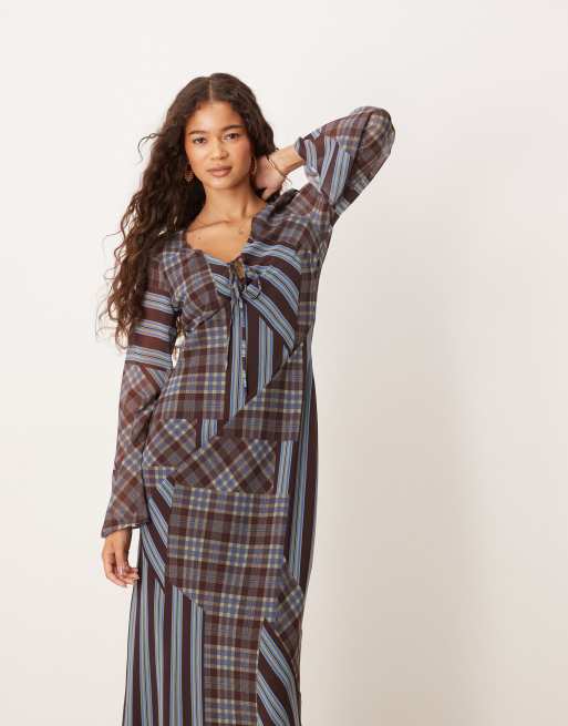 ASOS DESIGN – Rutig maxiklänning med v-ringning och utsvängda ärmar, 2 av 4