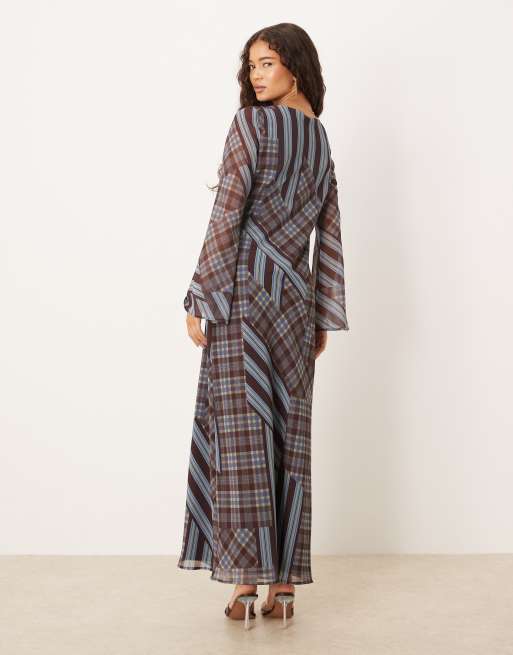 ASOS DESIGN – Rutig maxiklänning med v-ringning och utsvängda ärmar, 3 av 4
