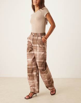 ASOS DESIGN – Rutiga, tvättade byxor med barrelben - view 1