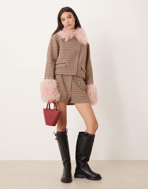 ASOS DESIGN – Rutigt set i tweed med figursydd kavaj med fuskpälskrage och shorts - view 1