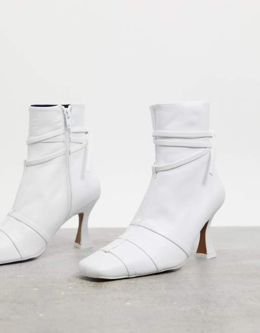 ASOS DESIGN – Ryder – Hochwertige Lederstiefeletten in gebrochenem Weiß mit auffälligem Absatz