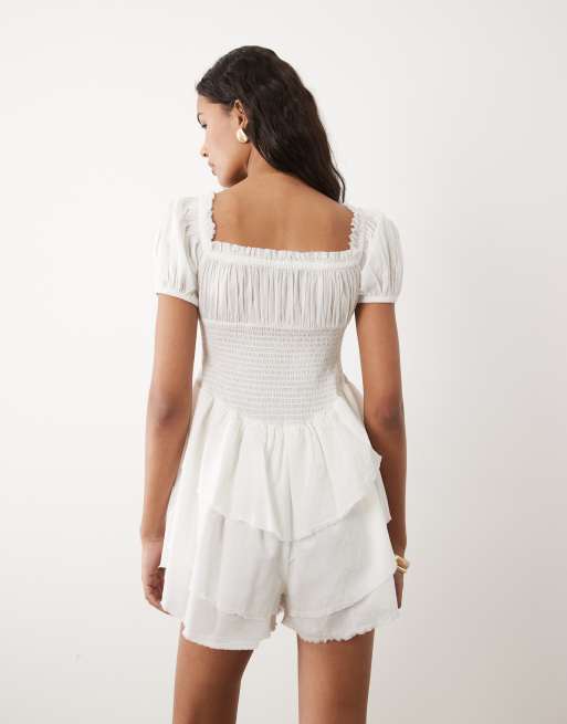 ASOS DESIGN - Rynket cremehvid playsuit med flæseshorts, 4 af 4