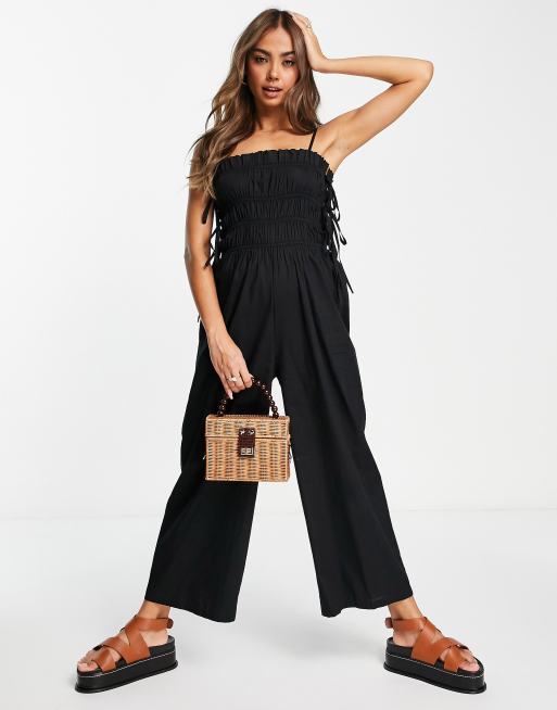 ASOS DESIGN - Rynket jumpsuit med stropper og bindebånd i siderne i sort