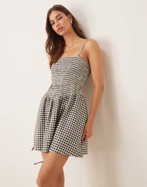 ASOS DESIGN - Rynket mini-sundress med stropper og sorte/hvide gingham-tern, 3 af 4