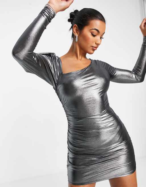 ASOS DESIGN - Rynket minikjole med asymmetriske, sænkede skuldre i metallisk sølvfarve