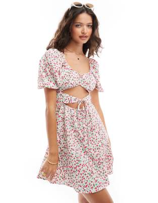 ASOS DESIGN - Rynket minikjole med hjerteformet hals og udskæringer i pink og rødt, småblomstret print - view 1