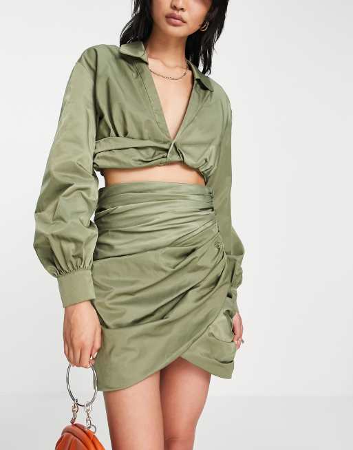 ASOS DESIGN - Sæt med snoet top med kravedetalje og rynket mini-slå om-nederdel, 2 af 2
