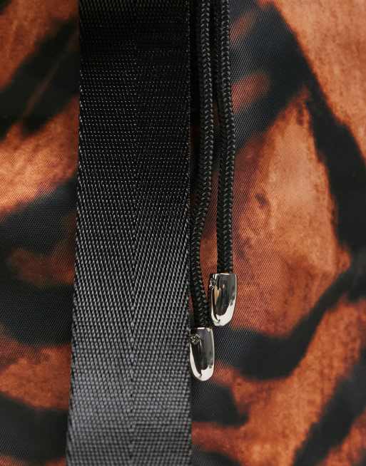 ASOS DESIGN - Sac à dos en nylon avec poches latérales et imprimé tigre, 3 de 4