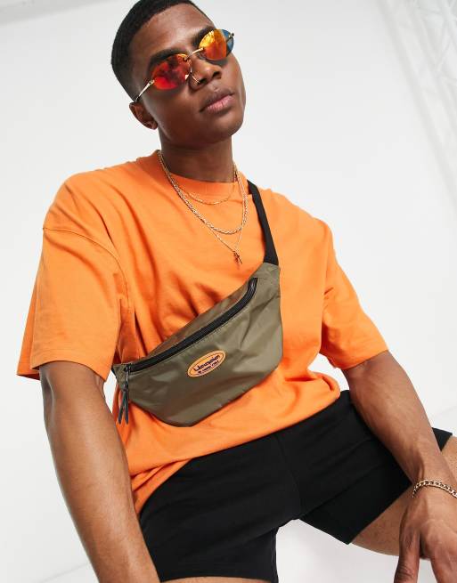 ASOS DESIGN - Sac banane à tirette contrastante avec broderie Utopia - Kaki