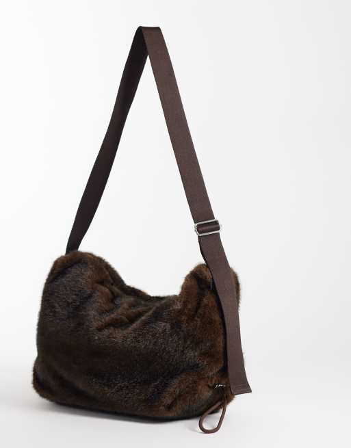 ASOS DESIGN sac bandoulière en faux-fur chocolat, 4 de 4