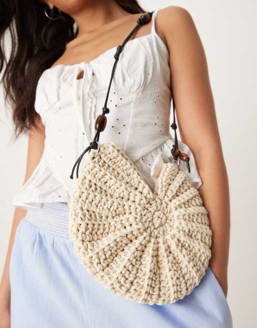 ASOS DESIGN - Sac crocheté à la main en forme de coquillage ammonite avec bandoulière orné de perles - Crème, 4 de 4