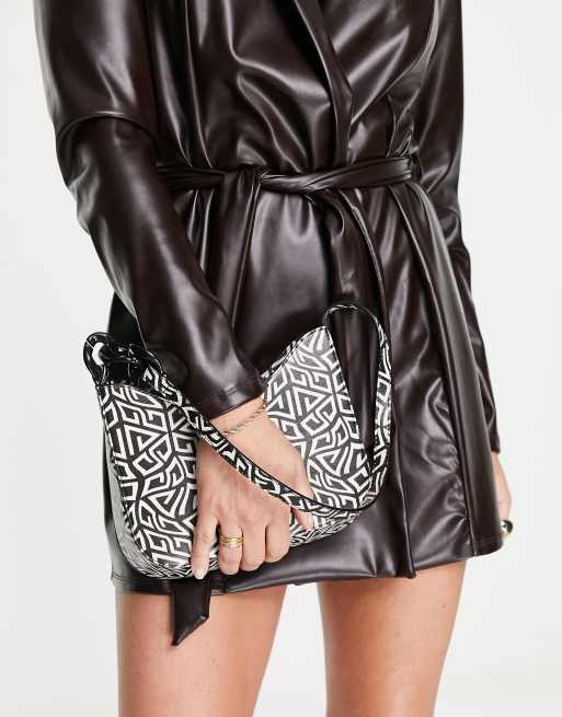 ASOS DESIGN - Sac porté épaule incurvé avec bandoulière chaîne et monogramme