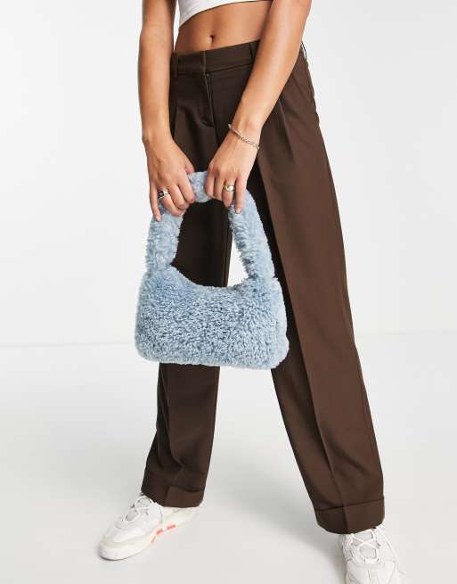ASOS DESIGN - Sac porté épaule incurvé style années 90 en fausse fourrure - Bleu 
