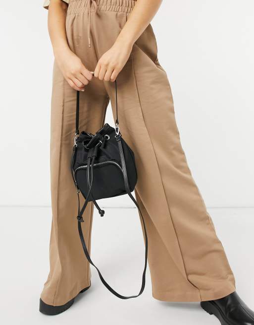 ASOS DESIGN Sac seau en nylon avec poche avant Noir