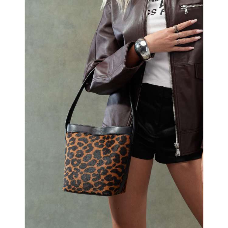 ASOS DESIGN Sac seau porte epaule en cuir de qualite superieure Marron leopard ASOS