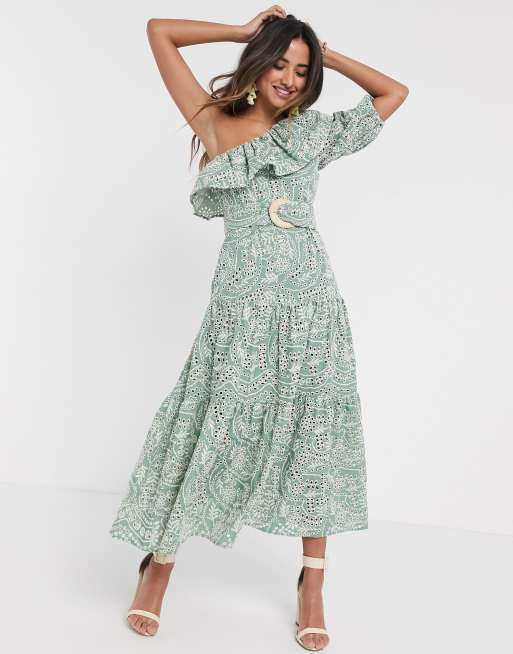 ASOS DESIGN – Salbeigrünes, gerüschtes Maxikleid mit One-Shoulder-Träger, Lochstickerei und Gürtel mit Bastschnalle