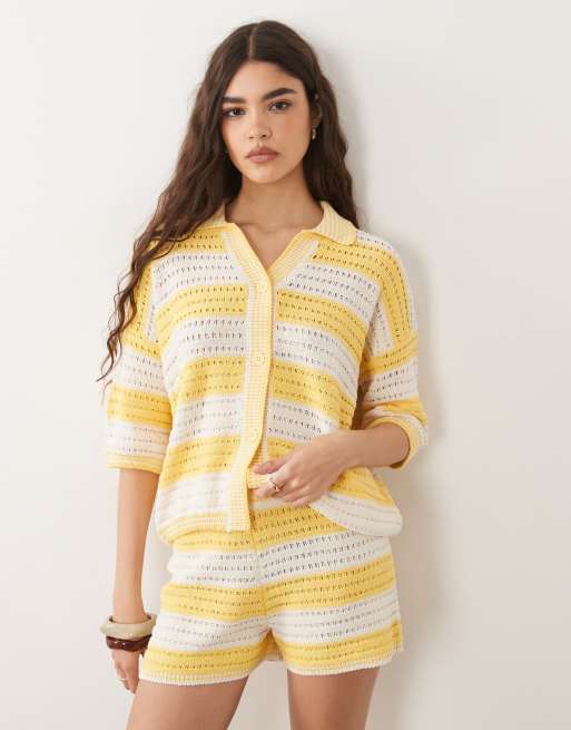 ASOS DESIGN - Sally Beach - Top in maglia con bottoni giallo e bianco a righe in coordinato, 2 di 4