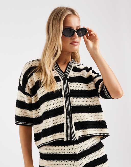 ASOS DESIGN – Sally – Czarno-biały dzianinowy zestaw plażowy w paski: zapinany na guziki top i szorty, 2 z 3