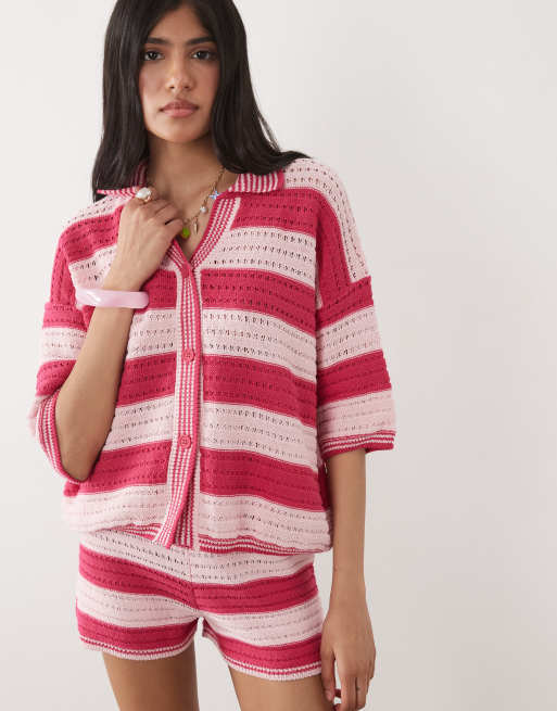 ASOS DESIGN – Sally – Dzianinowy zestaw plażowy w różowe paski: zapinany na guziki top i szorty, 2 z 3