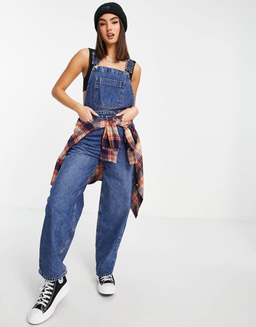 ASOS DESIGN - Salopette stile skater in denim di misto cotone lavaggio scuro - MBLUE