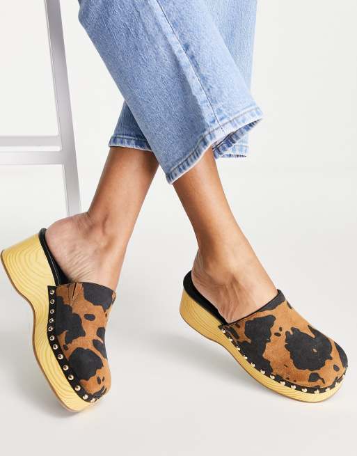 ASOS DESIGN – Salvia – Clog-Mules mit flacher Plateausohle und Kuhfellmuster