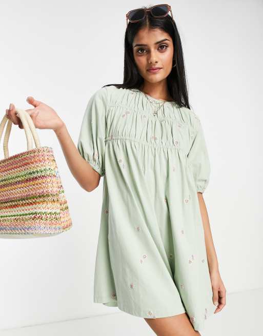 ASOS DESIGN – Salviafärgad panelsydd smockklänning i kort modell med rosa blombroderi