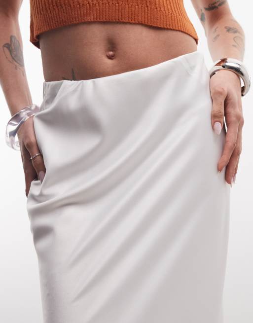 ASOS DESIGN – Salviagrön, diagonalskuren midikjol i satin, 2 av 5