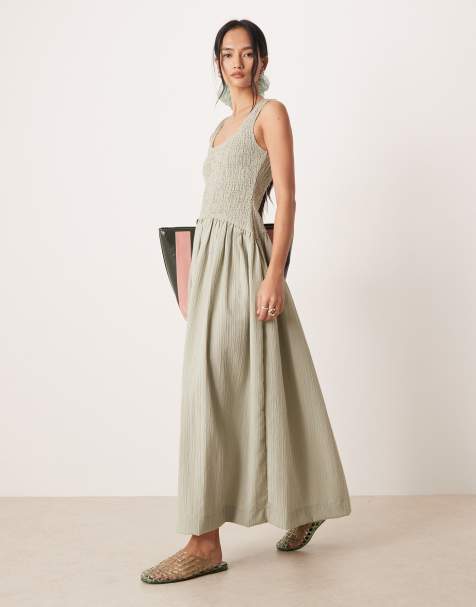 ASOS DESIGN – Salviagrön, krinklad maxiklänning med djup halsringning och smockad midja - view 1
