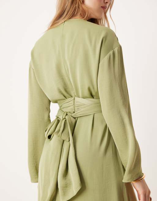 ASOS DESIGN – Salviagrön maxiklänning i satin med knytning baktill, 2 av 4