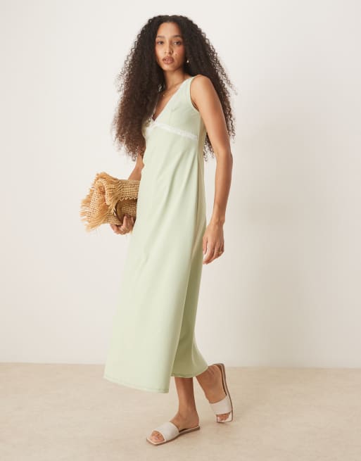 ASOS DESIGN – Salviagrön midiklänning med v-sprund framtill och spetsinfällningar, 2 av 4