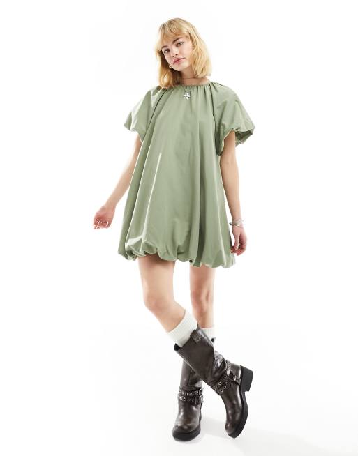 ASOS DESIGN – Salviagrön miniklänning med smock och puffig design, 4 av 4