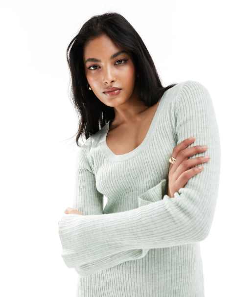 ASOS DESIGN – Salviagrön, stickad maxiklänning med djup halsringning - view 1
