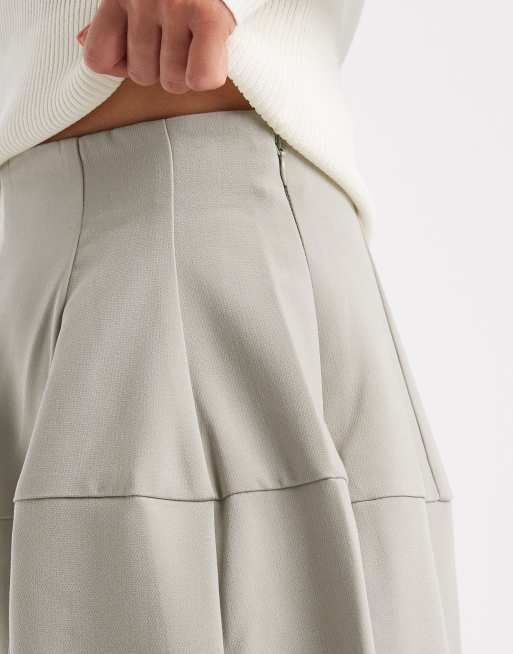 ASOS DESIGN – Salviagröna, figursydda byxor med korsettmidja och volym, 3 av 5
