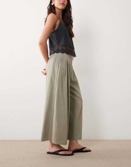 ASOS DESIGN – Salviagröna, figursydda culotte-byxor med volym och veck, 2 av 5