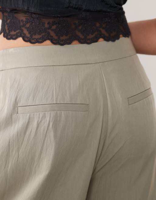 ASOS DESIGN – Salviagröna, figursydda culotte-byxor med volym och veck, 4 av 5